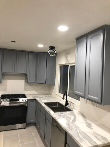 Building Photo - 948 Golden Leaf Way