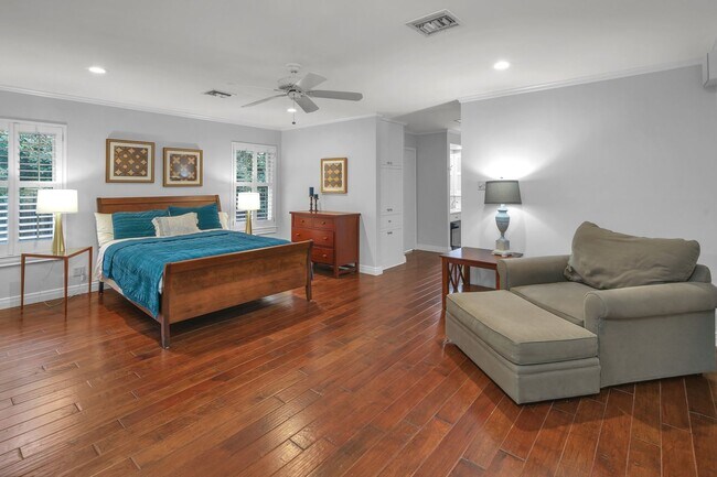 Building Photo - CHARMING 5 BDRM HOME IN CASTLE HILLS!!