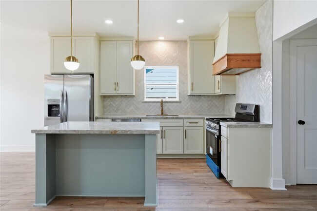 Building Photo - 532 N Super St