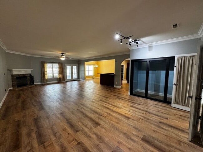 Building Photo - Near Redstone Arsenal Gate 1 with fence, storm shelter and AMAZING spa shower in primary suite