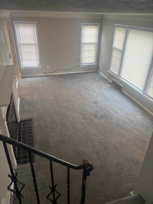 Building Photo - Move-In Ready 3BR Home w/ Fireplace, Garage & Basement – Cleveland