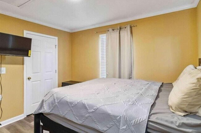 Building Photo - 4bd/2ba Home Minutes From W. Midtown w/ Fu...