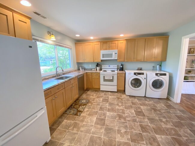 Building Photo - 56 Woodlake Dr