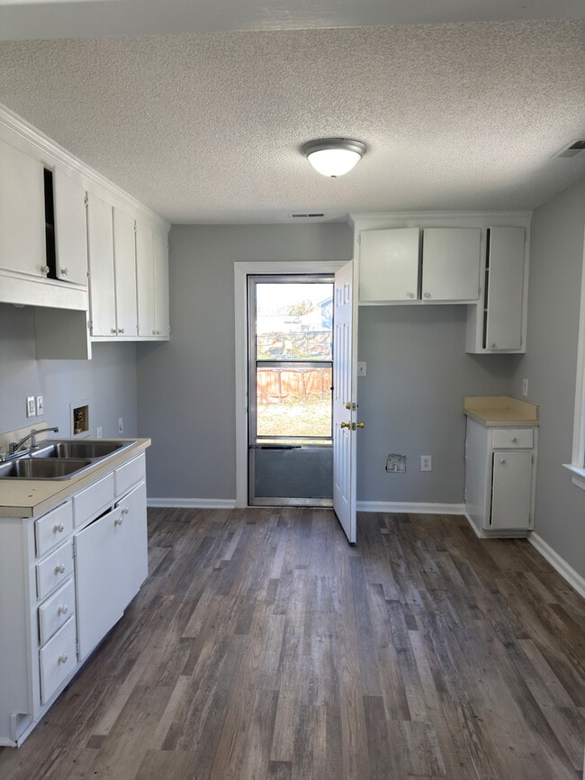 Building Photo - 615 Taylor Dr