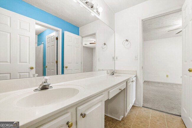 Building Photo - 690 Burnham Ridge