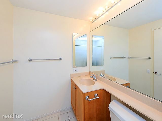 Building Photo - 1 br, 1.5 bath  - 400 N La Salle Dr Apt 2005