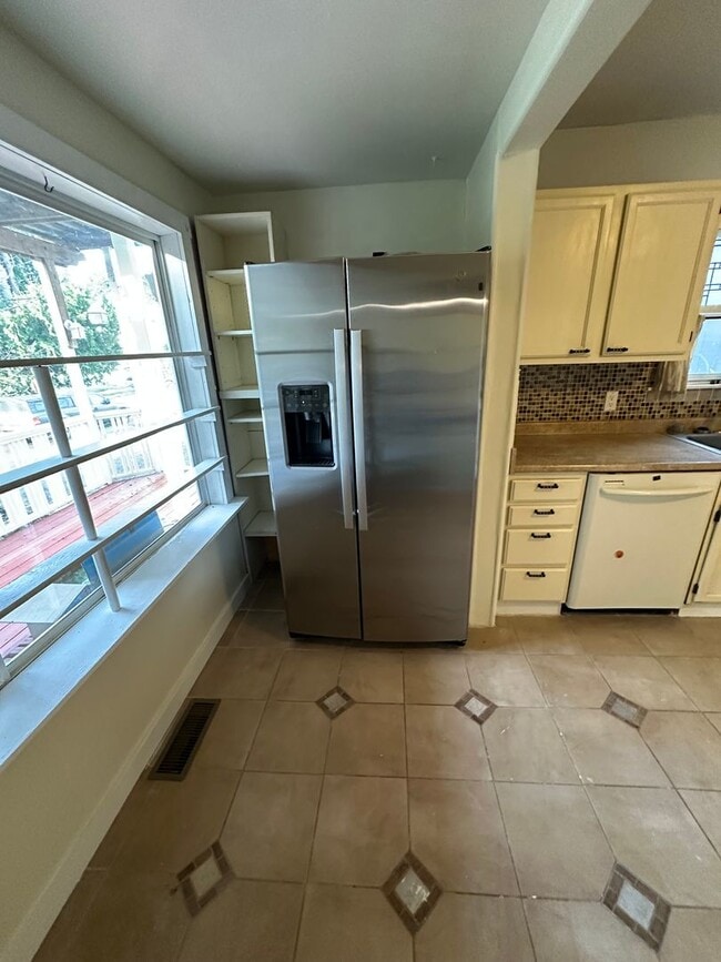 Building Photo - 3 Bed Room 1.5 Bath