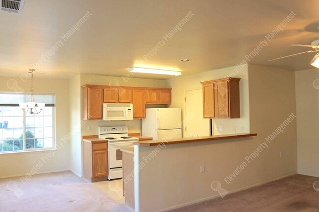 Building Photo - Great 2/2 BR Duplex near Pilot Butte