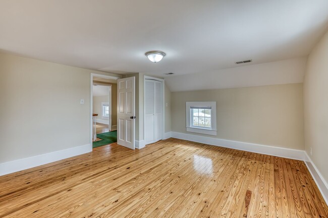 Building Photo - 5 Bedroom / 3.5 Bath Home Blountville, TN