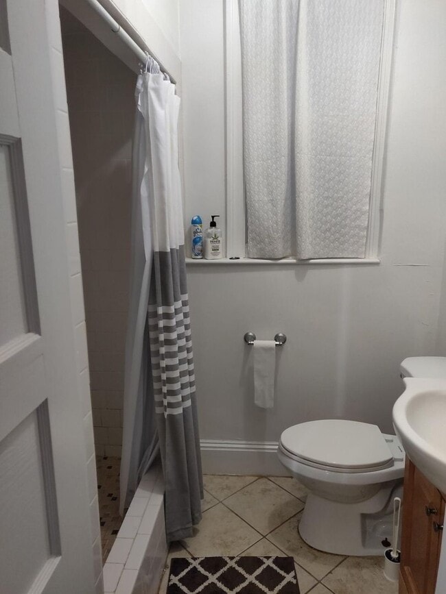 Building Photo - Fantastic, DE-LEADED 4-bedroom, 2.5 bathroom townhouse in Newton available for a summer move-in!