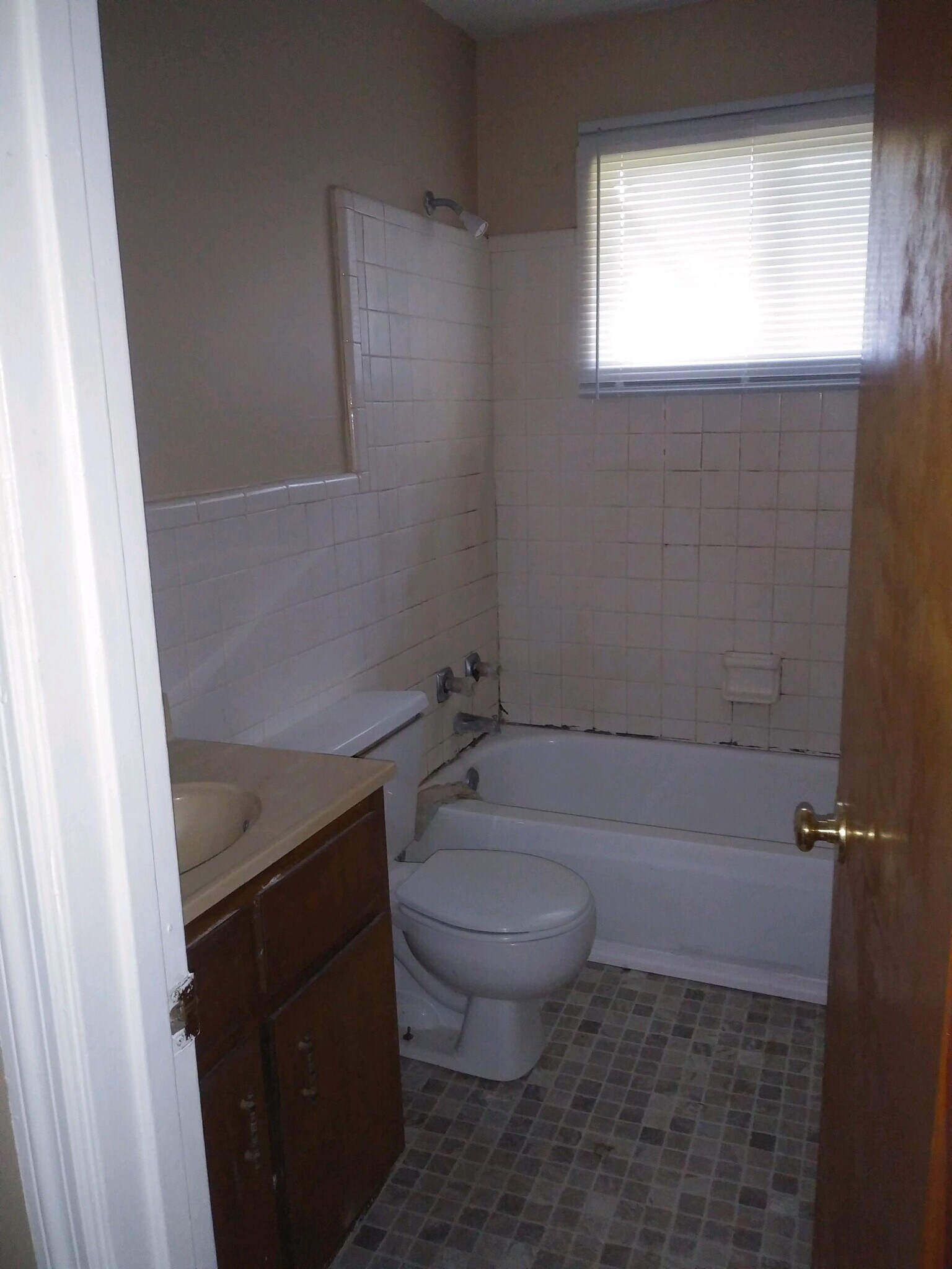 Building Photo - 612 Gaines Ave