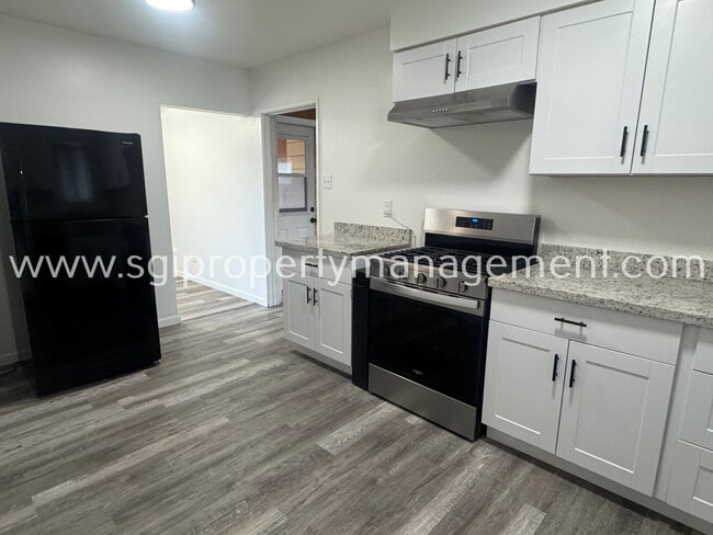 Building Photo - 2202 W Palmaire Ave
