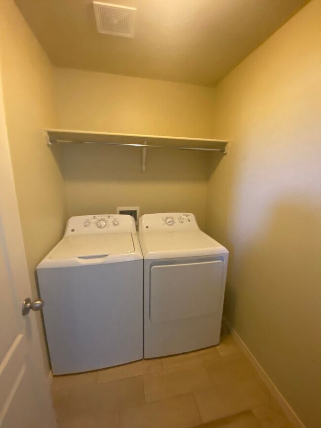 Building Photo - Beautiful 3 Bedroom 2.5 Bathroom House Available Now!