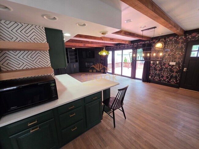 Building Photo - AVAILABLE JANUARY 2027 - BEAUTIFUL AND UNIQUE 4 BR HOME ACROSS CAMPUS