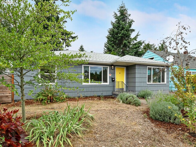 Primary Photo - Cozy 3 bed 1 bath Home in Brentwood-Darlin...