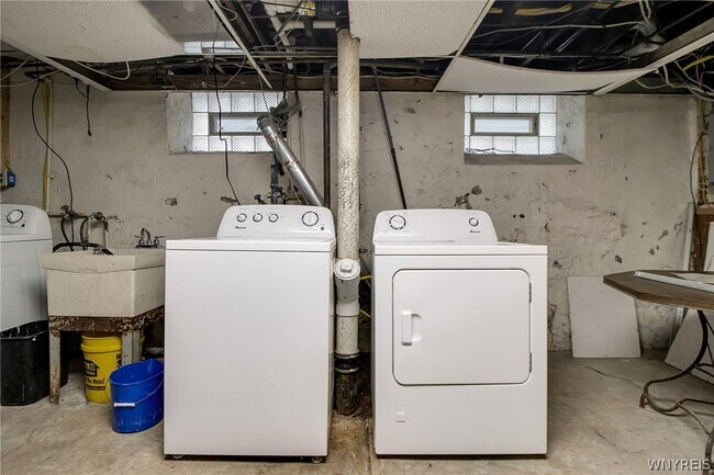 Building Photo - 800 Amherst St