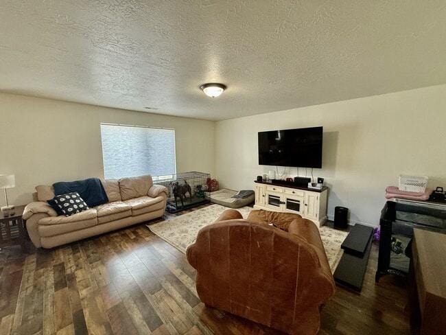 Building Photo - 722 S Willow Park Dr