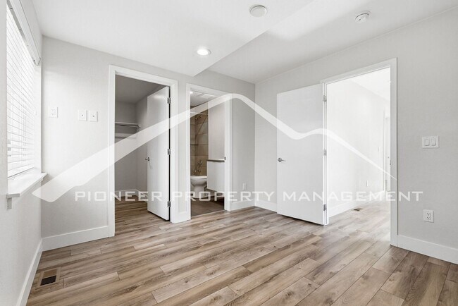 Building Photo - Spacious Townhouse with Central AC and 2-Car Garage