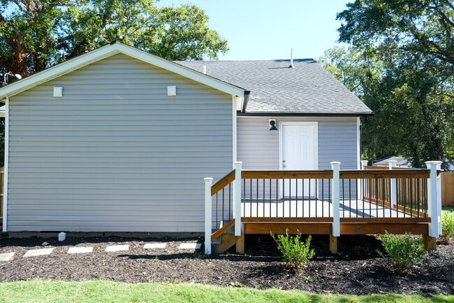 Building Photo - Charming 2BR/2BA Home