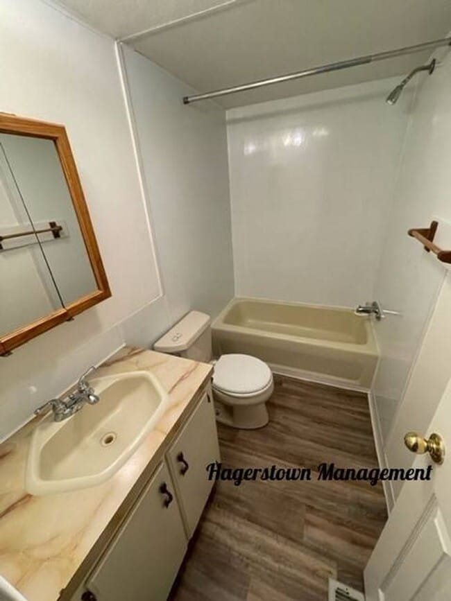 Building Photo - Property In Country Setting