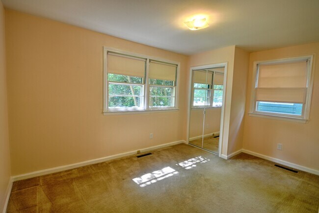 Building Photo - Home in Chapel Hill