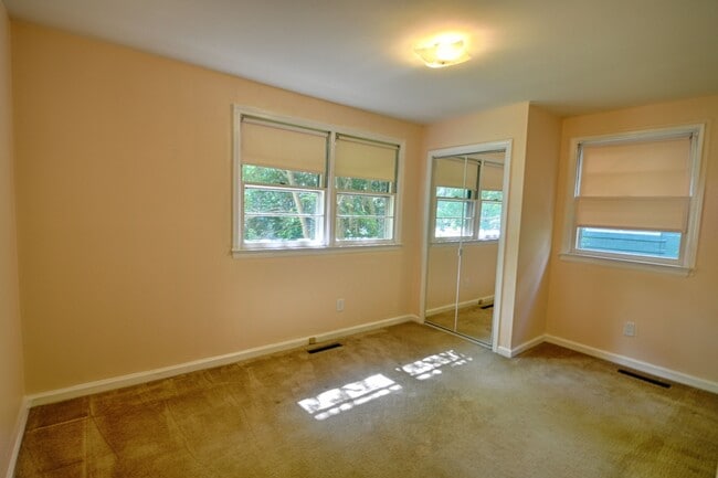 Building Photo - Home in Chapel Hill With Huge Yard!
