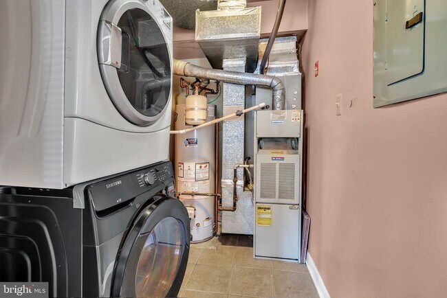 Building Photo - 302 Trinity Ct