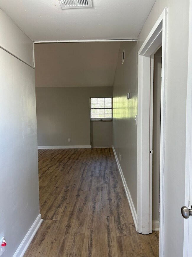 Building Photo - Move in now!