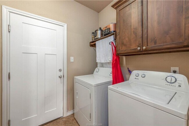 Building Photo - Available August 2026! 4 Bed, 4 Bath in University Heights!!