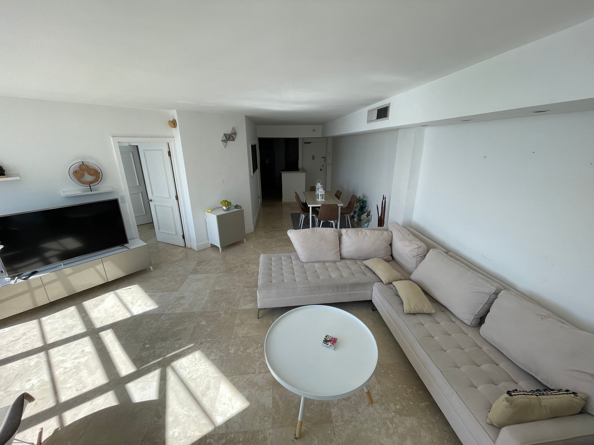 Building Photo - 905 Brickell Bay Dr