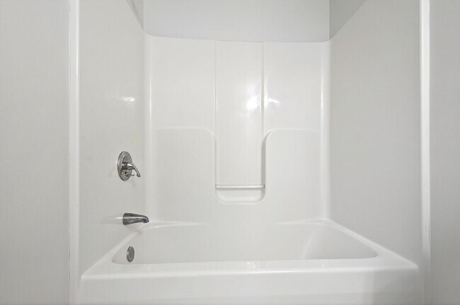 Building Photo - Move-In Ready Gem in Sought-After Dover Ridge!