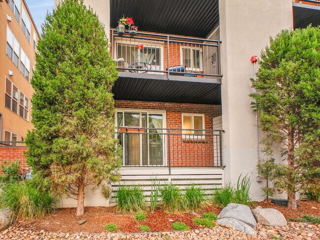 Building Photo - $1,625 - 1 Bed 1 Bath Condo Available Near...