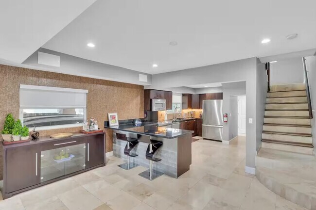 Building Photo - 200 NE 16th Ave