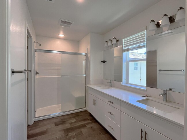 Building Photo - 537 Farmhouse Ln