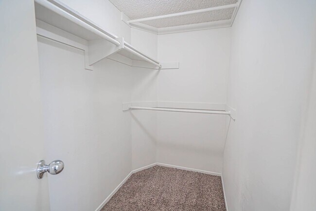 Building Photo - Santa Fe Double Primary Condo in Valencia!