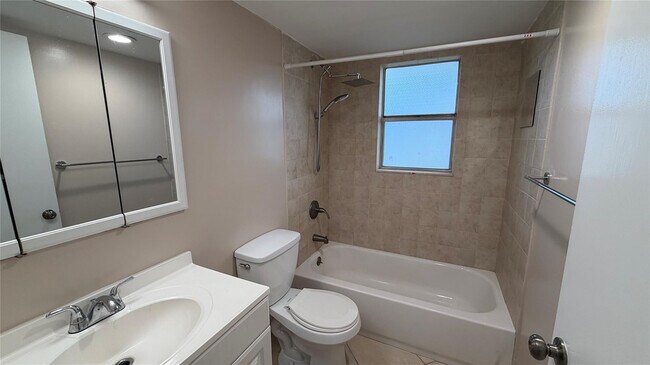 Building Photo - 550 SE 2nd Ave