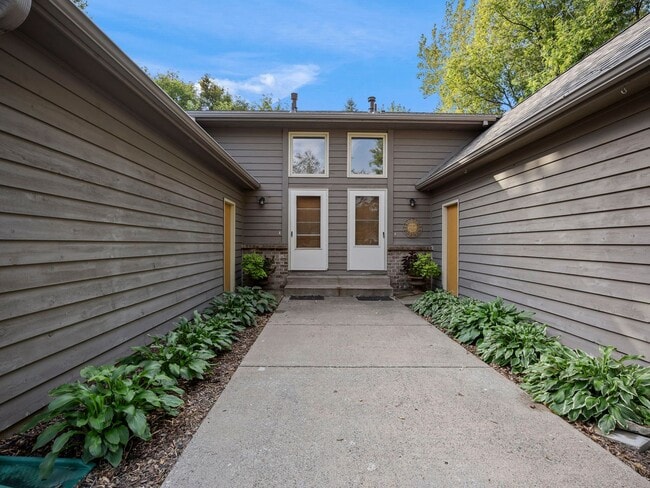 Building Photo - 3 Bedroom Golden Valley Home