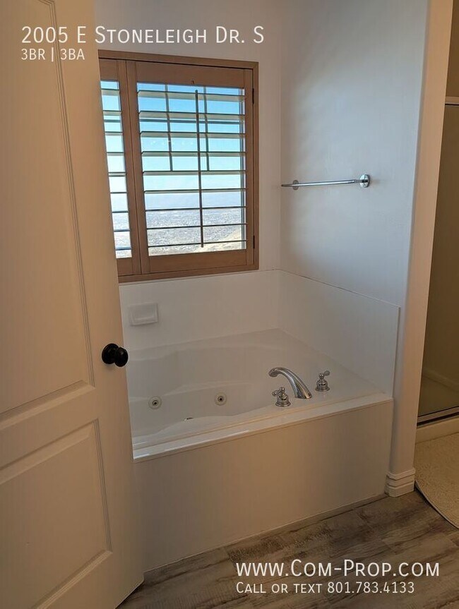 Building Photo - 2005 Stoneleigh Dr S