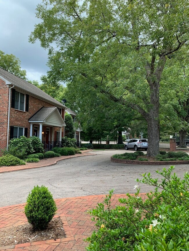 Building Photo - Elegant Townhome between Oakwood and Mordecai