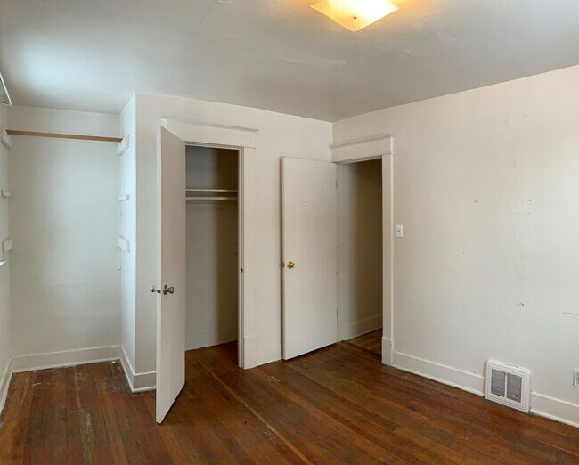 Building Photo - 5028 N Nelson St