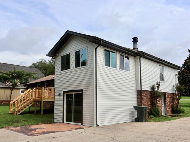 Building Photo - 129 Lake Point Dr