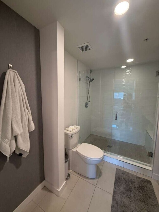 Building Photo - 2 BED/2 BATH UNIT 1-503