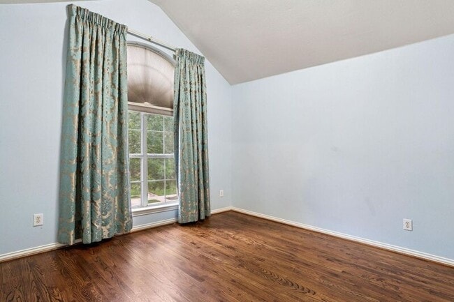 Building Photo - 2036 Camelot Dr