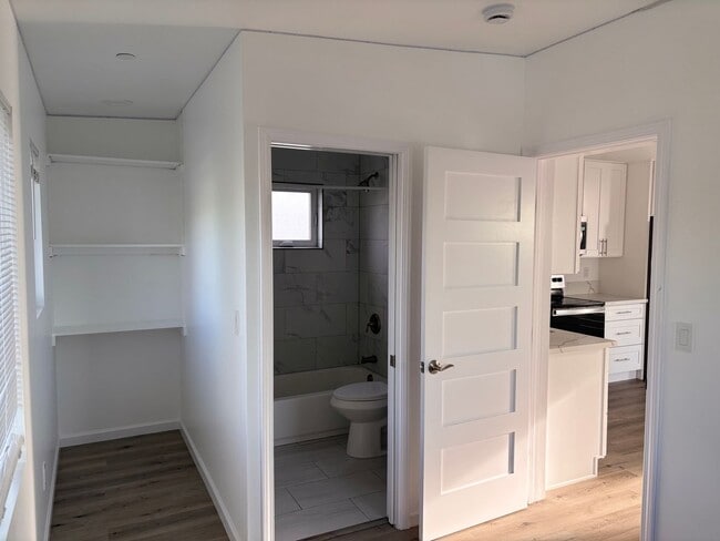 Building Photo - 3 bedrooms 3 baths home in San Diego. WATE...