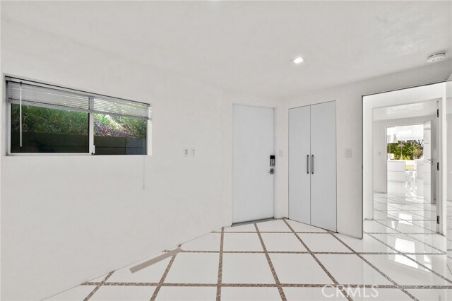 Building Photo - 1046 N Hillcrest Rd