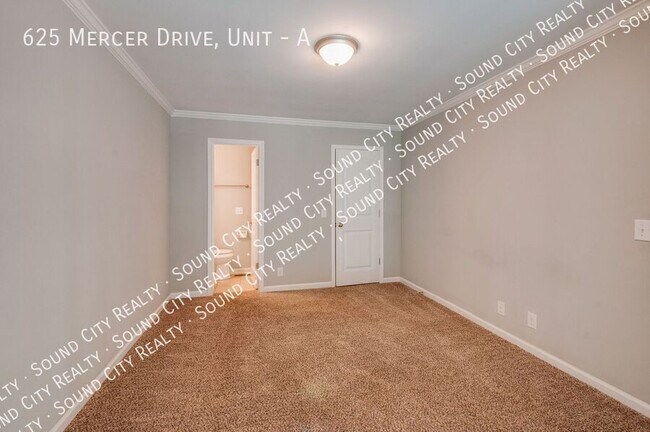 Building Photo - 625 Mercer Dr