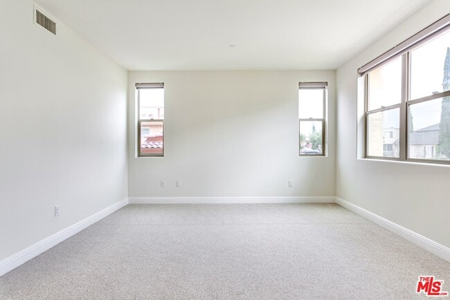 Building Photo - 5037 Rosewood Ave