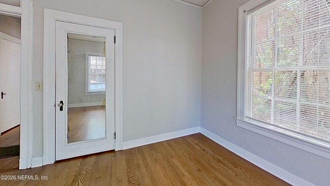 Building Photo - 917 Lasalle St