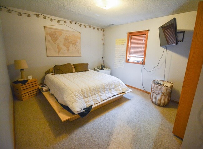 Building Photo - Great location, roomy yard, huge garage!