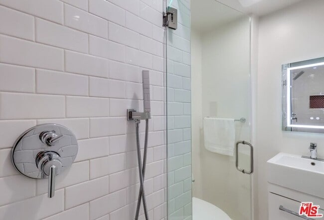 Building Photo - 1275 Havenhurst Dr